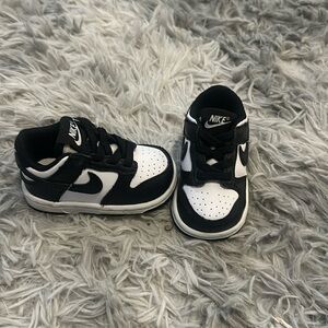 Almost new panda Nike dunks !